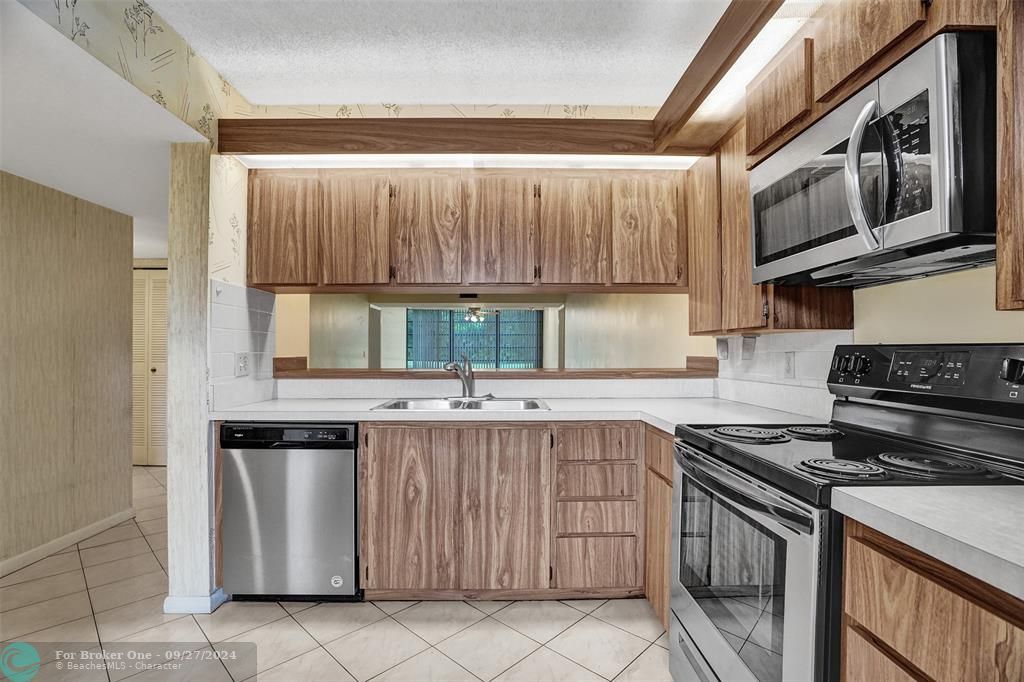 For Sale: $254,900 (2 beds, 2 baths, 1385 Square Feet)