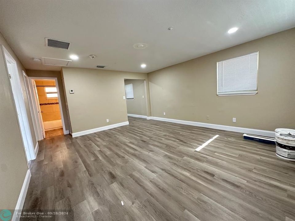 Active With Contract: $1,700 (2 beds, 1 baths, 950 Square Feet)