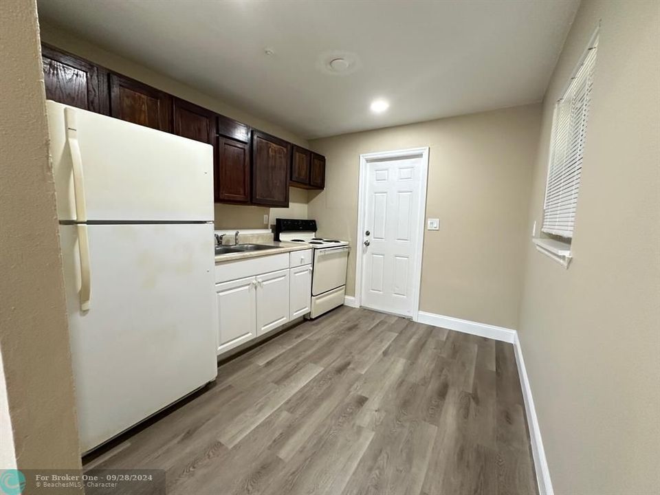 Active With Contract: $1,700 (2 beds, 1 baths, 950 Square Feet)