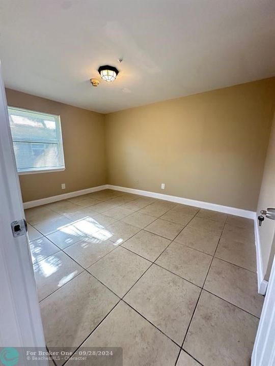 Active With Contract: $1,700 (2 beds, 1 baths, 950 Square Feet)