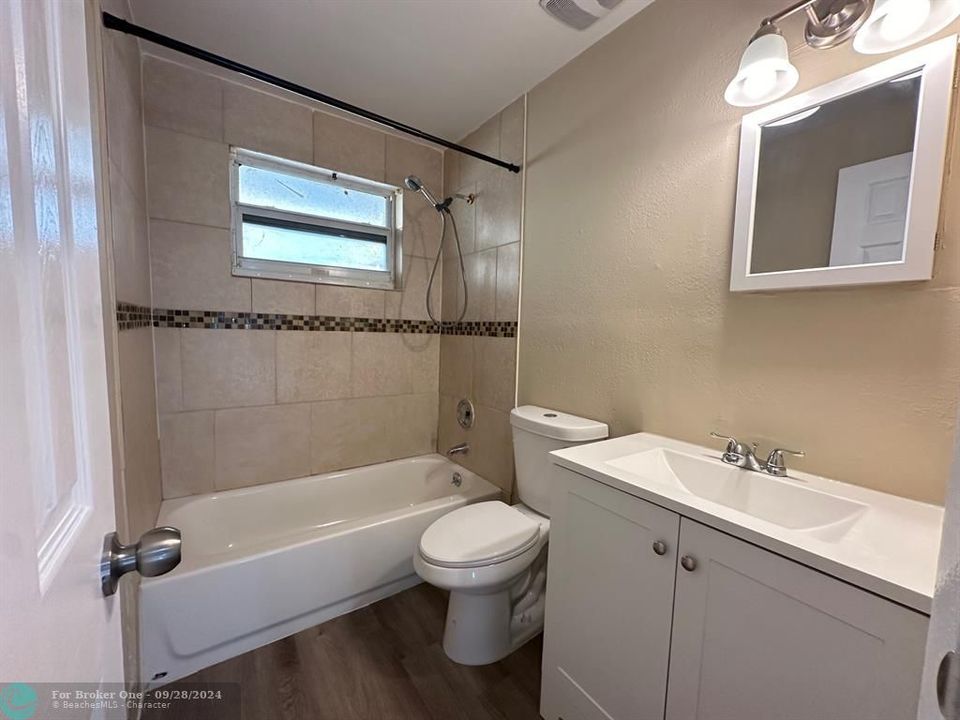 Active With Contract: $1,700 (2 beds, 1 baths, 950 Square Feet)