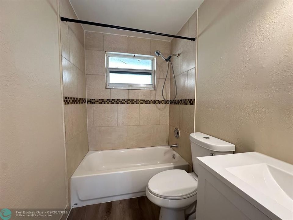 Active With Contract: $1,700 (2 beds, 1 baths, 950 Square Feet)