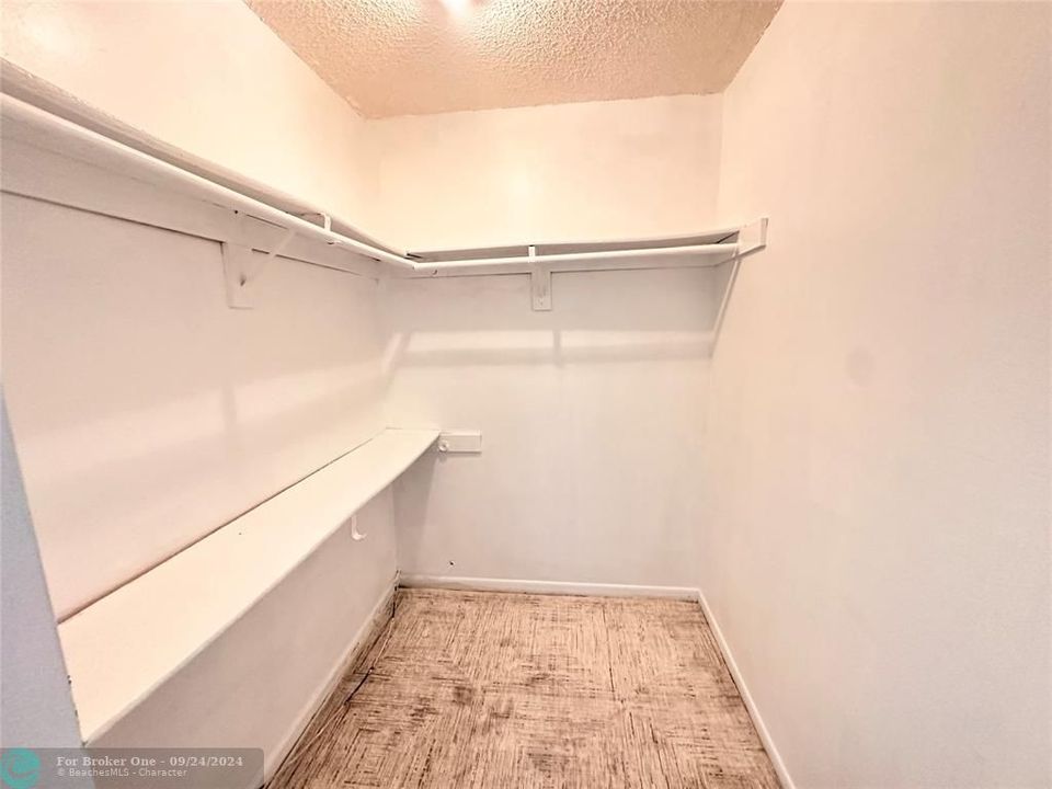 For Rent: $2,000 (2 beds, 2 baths, 1002 Square Feet)