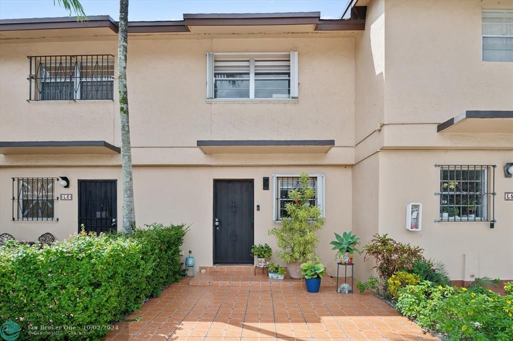 For Sale: $320,000 (2 beds, 1 baths, 764 Square Feet)