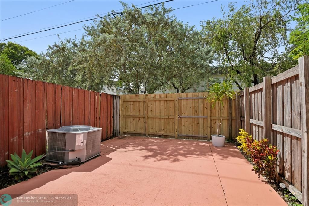 For Sale: $320,000 (2 beds, 1 baths, 764 Square Feet)