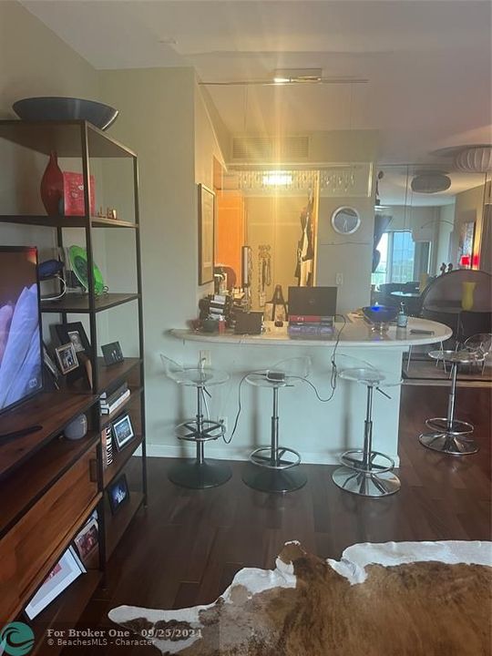 For Sale: $400,000 (1 beds, 1 baths, 831 Square Feet)