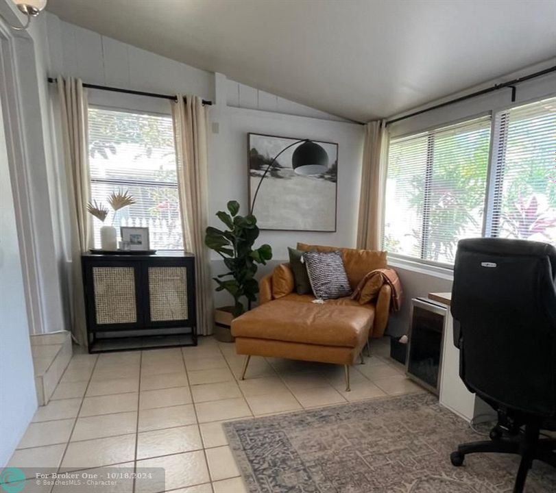 For Rent: $3,200 (2 beds, 1 baths, 1072 Square Feet)