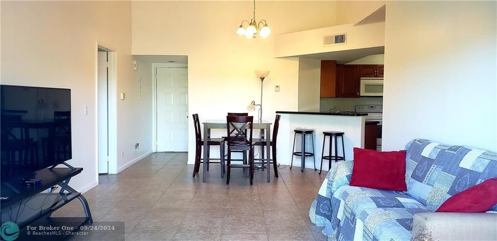 For Rent: $2,400 (2 beds, 2 baths, 984 Square Feet)