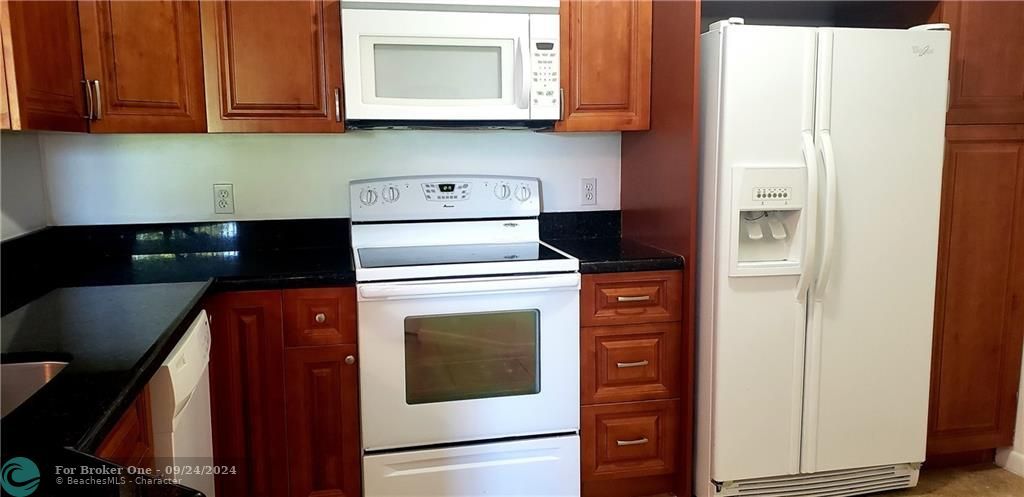 For Rent: $2,400 (2 beds, 2 baths, 984 Square Feet)