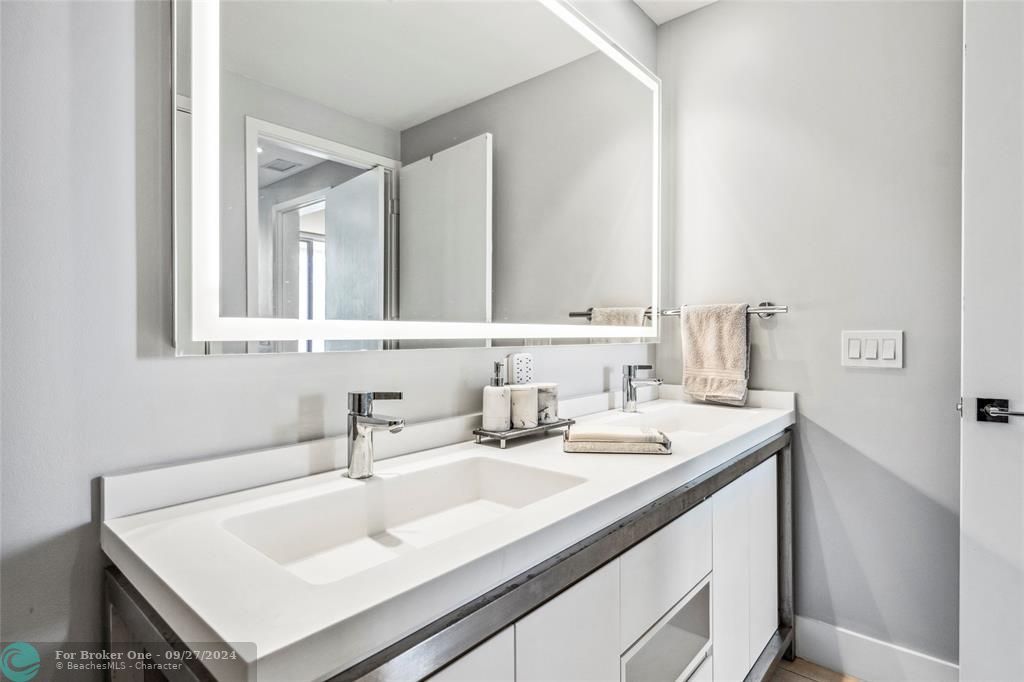 For Sale: $525,000 (2 beds, 2 baths, 920 Square Feet)