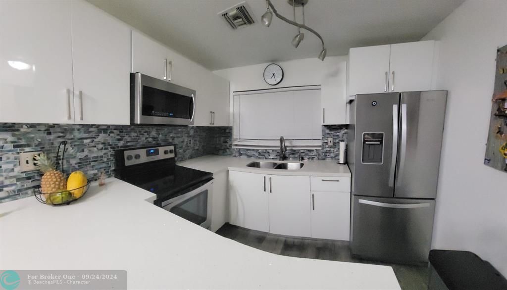 For Sale: $285,000 (2 beds, 2 baths, 916 Square Feet)