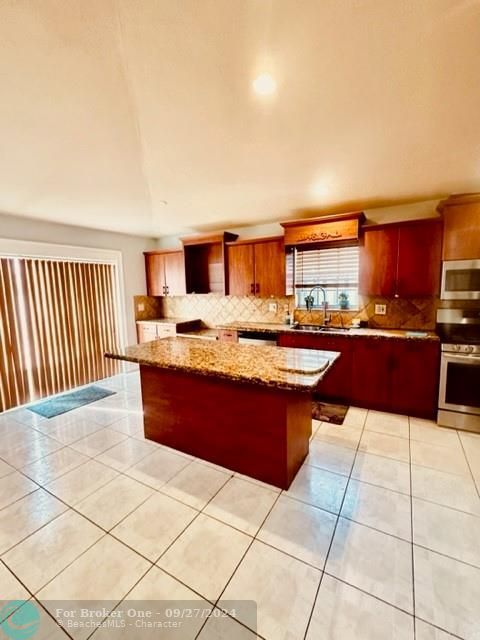 En Venta: $725,000 (4 camas, 2 baños, 1814 Pies cuadrados)