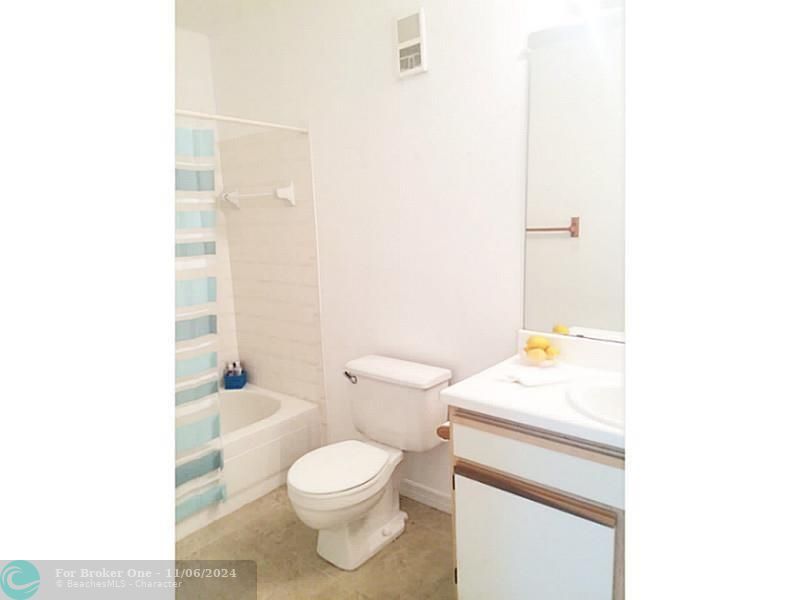 For Rent: $2,200 (2 beds, 2 baths, 1241 Square Feet)