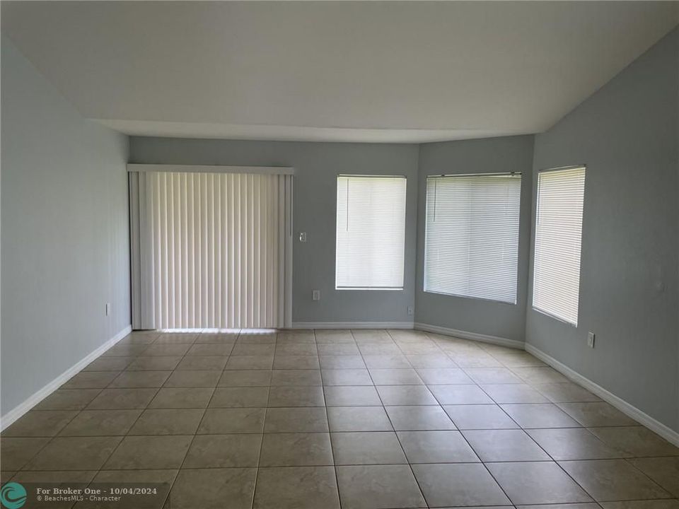 For Rent: $2,200 (2 beds, 2 baths, 1241 Square Feet)