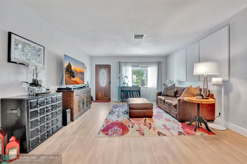 For Sale: $349,000 (2 beds, 2 baths, 1353 Square Feet)