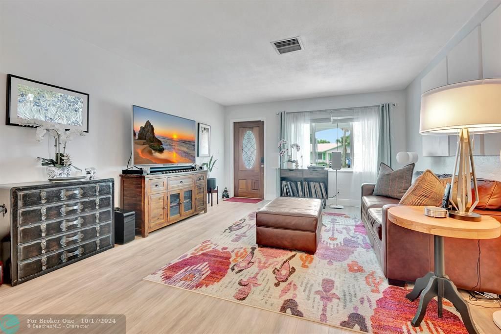 For Sale: $349,000 (2 beds, 2 baths, 1353 Square Feet)