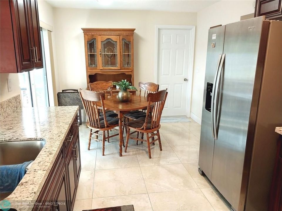 For Sale: $370,000 (2 beds, 2 baths, 1249 Square Feet)