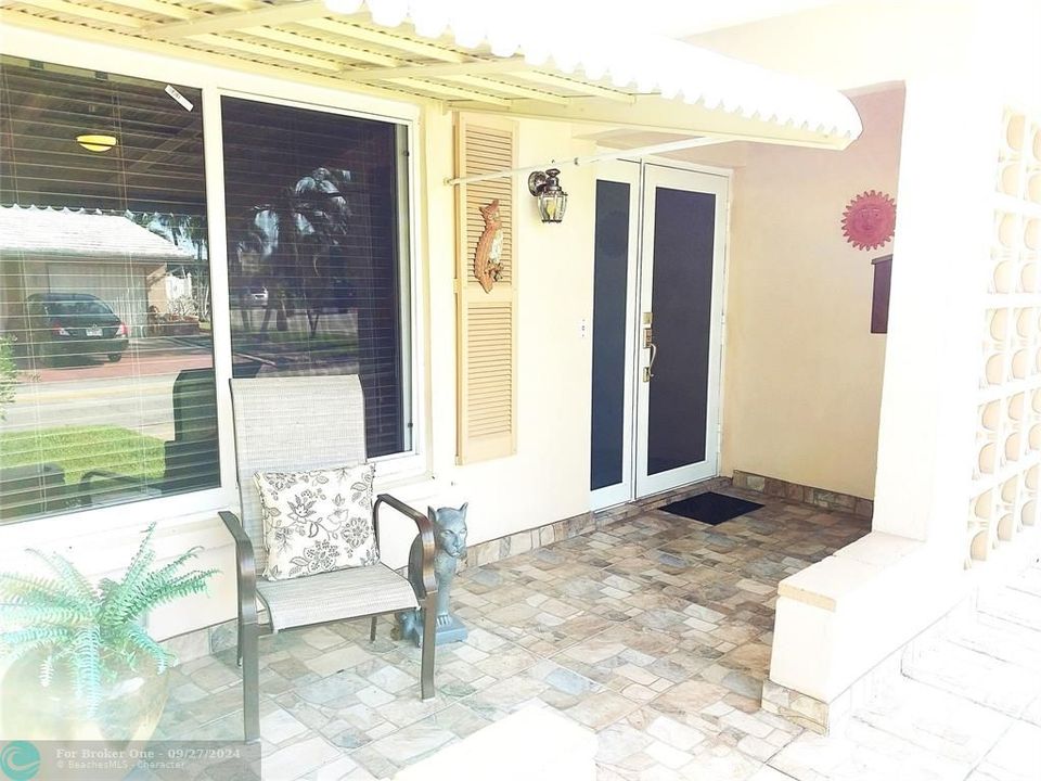 For Sale: $370,000 (2 beds, 2 baths, 1249 Square Feet)