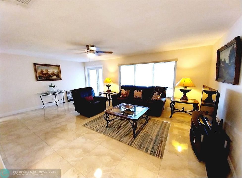 For Sale: $370,000 (2 beds, 2 baths, 1249 Square Feet)