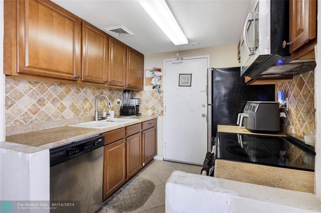 For Sale: $189,900 (1 beds, 2 baths, 815 Square Feet)