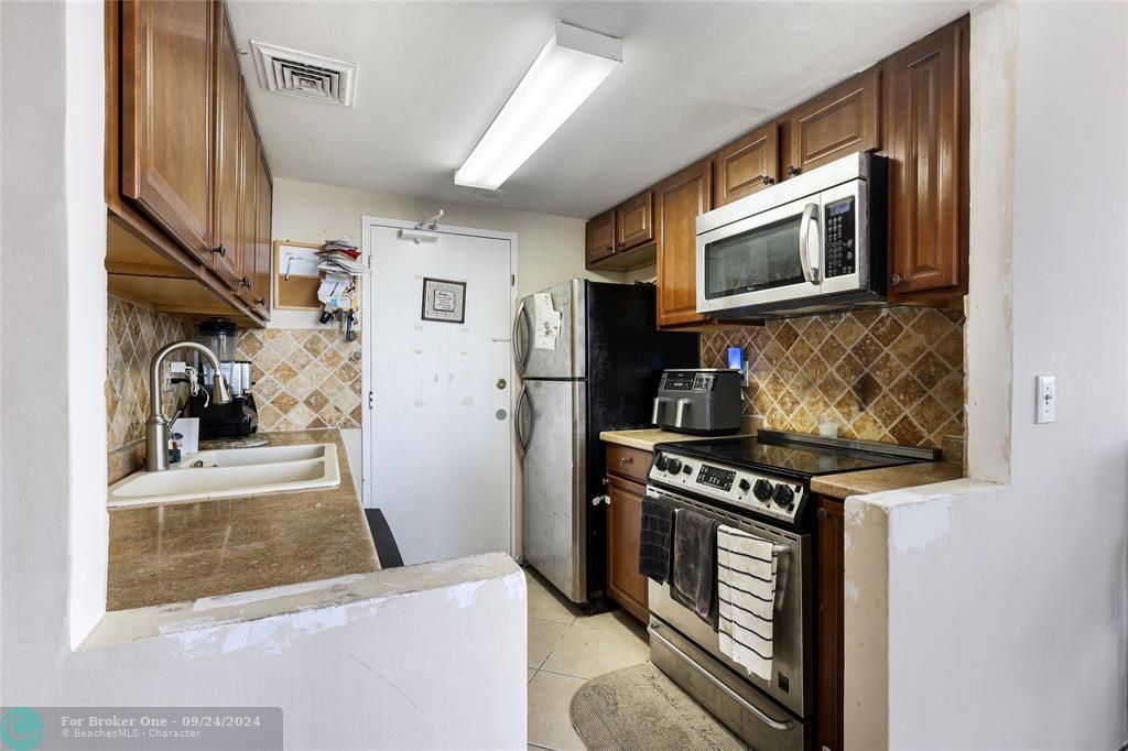 For Sale: $189,900 (1 beds, 2 baths, 815 Square Feet)