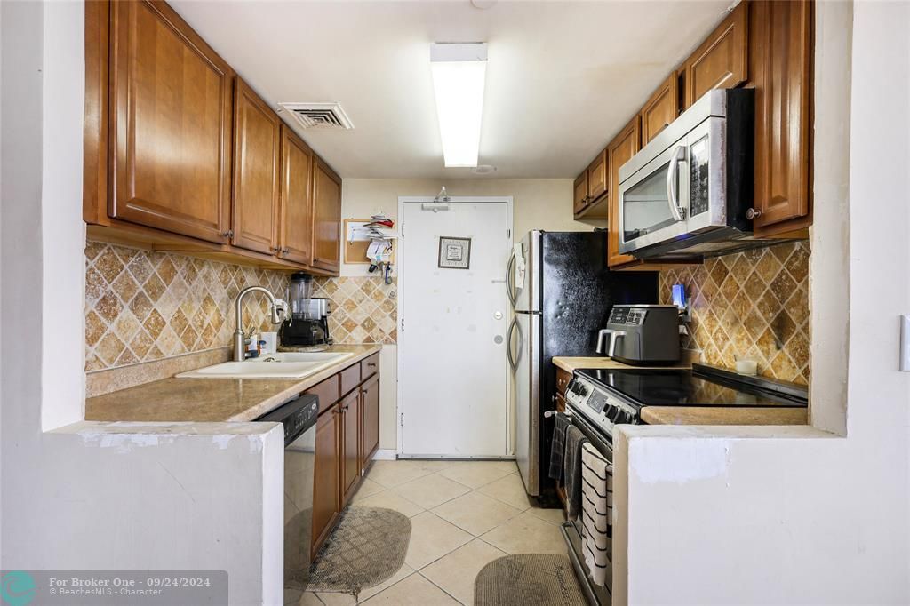 For Sale: $189,900 (1 beds, 2 baths, 815 Square Feet)