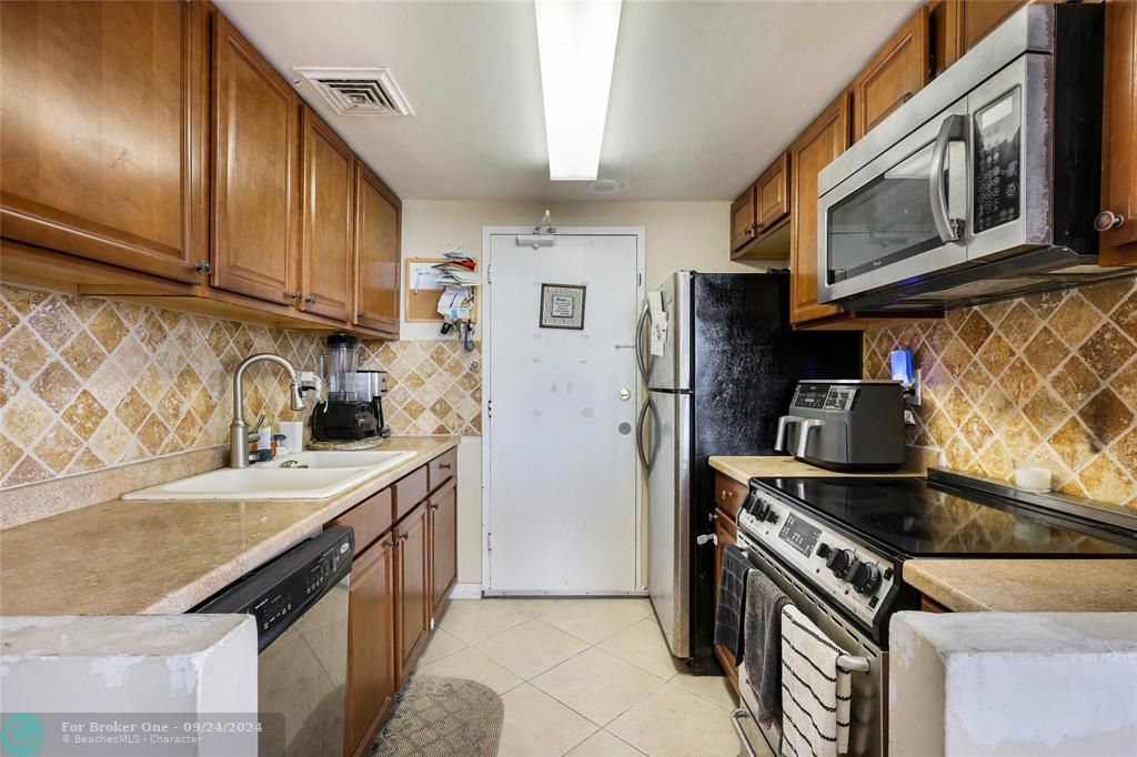 For Sale: $189,900 (1 beds, 2 baths, 815 Square Feet)