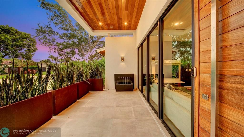 En Venta: $2,095,000 (3 camas, 3 baños, 2400 Pies cuadrados)