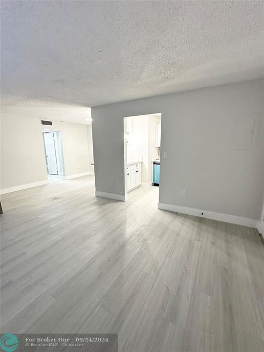 For Rent: $1,950 (1 beds, 1 baths, 859 Square Feet)