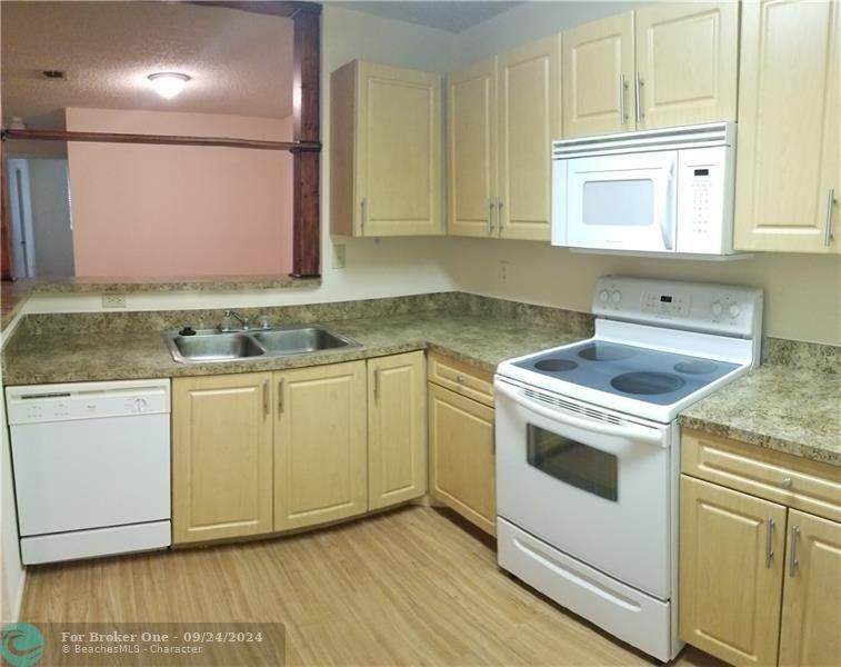 For Rent: $2,400 (3 beds, 2 baths, 1305 Square Feet)