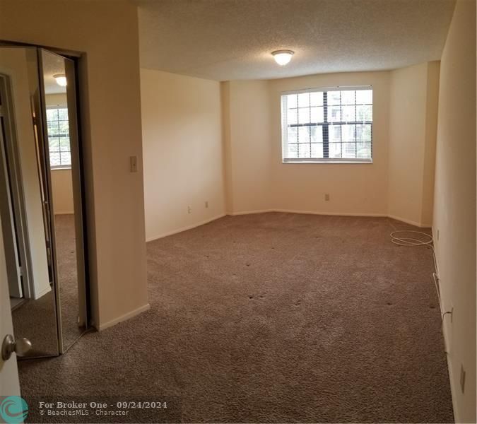 For Rent: $2,400 (3 beds, 2 baths, 1305 Square Feet)