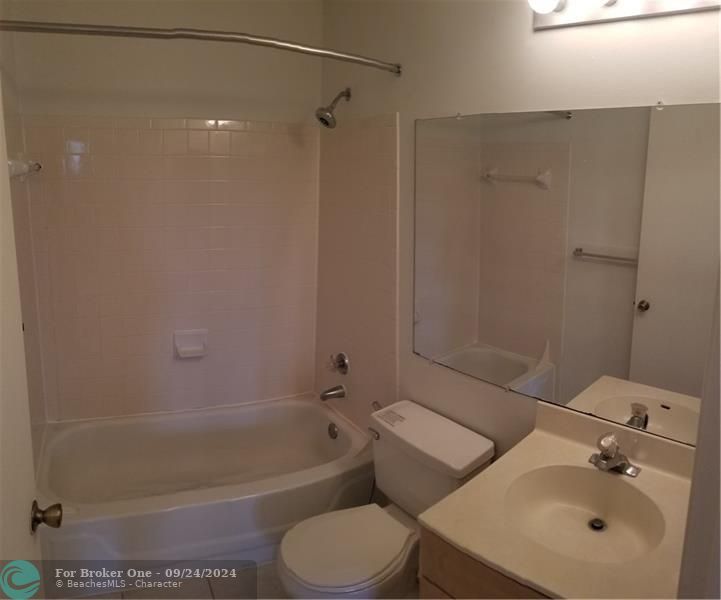 For Rent: $2,400 (3 beds, 2 baths, 1305 Square Feet)