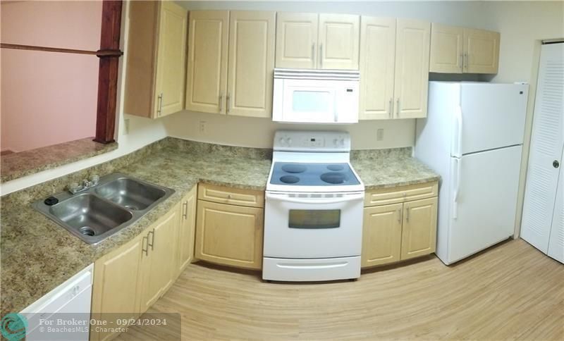 For Rent: $2,400 (3 beds, 2 baths, 1305 Square Feet)