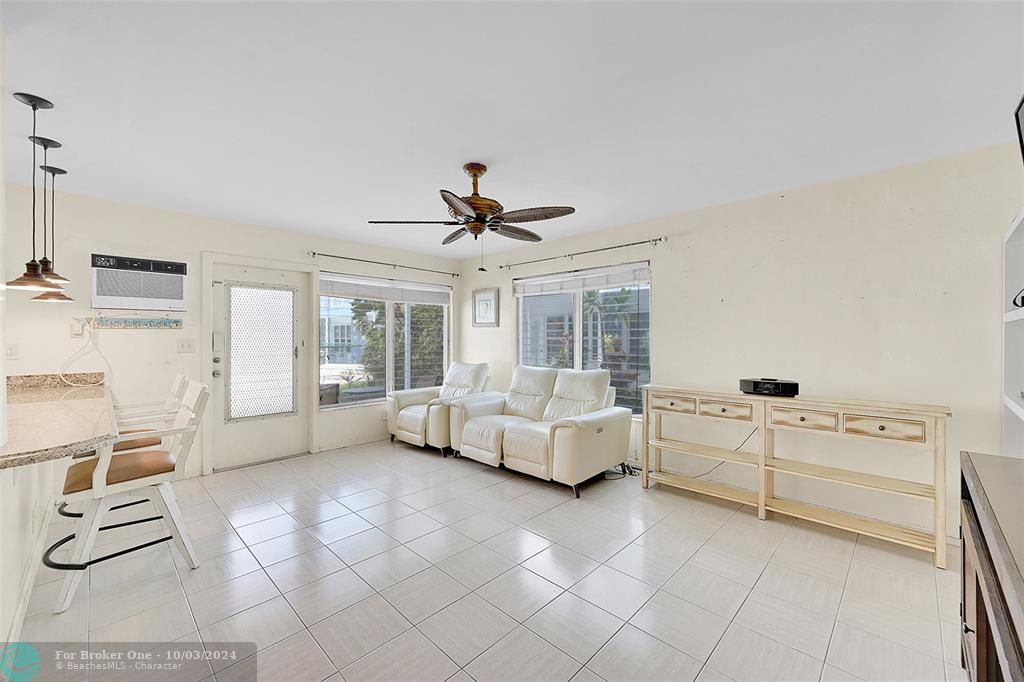 For Sale: $250,000 (2 beds, 1 baths, 768 Square Feet)