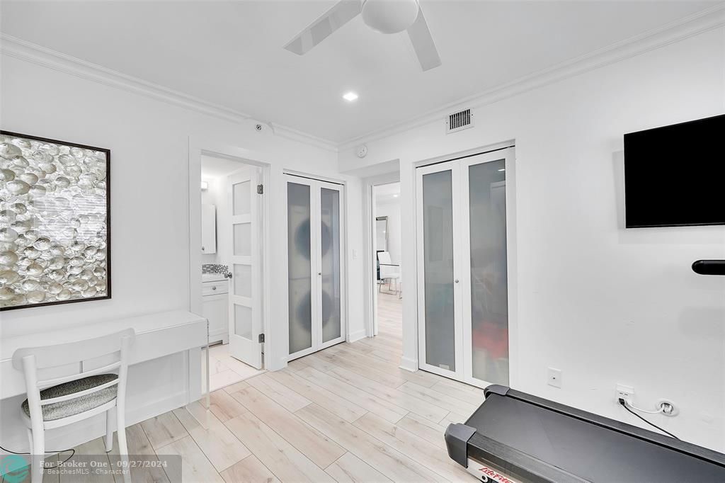 For Sale: $865,000 (2 beds, 2 baths, 988 Square Feet)