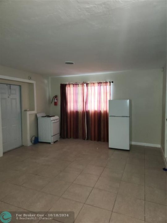 For Sale: $1,200 (0 beds, 1 baths, 400 Square Feet)