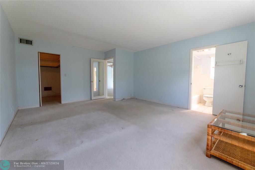 For Sale: $270,000 (1 beds, 1 baths, 926 Square Feet)