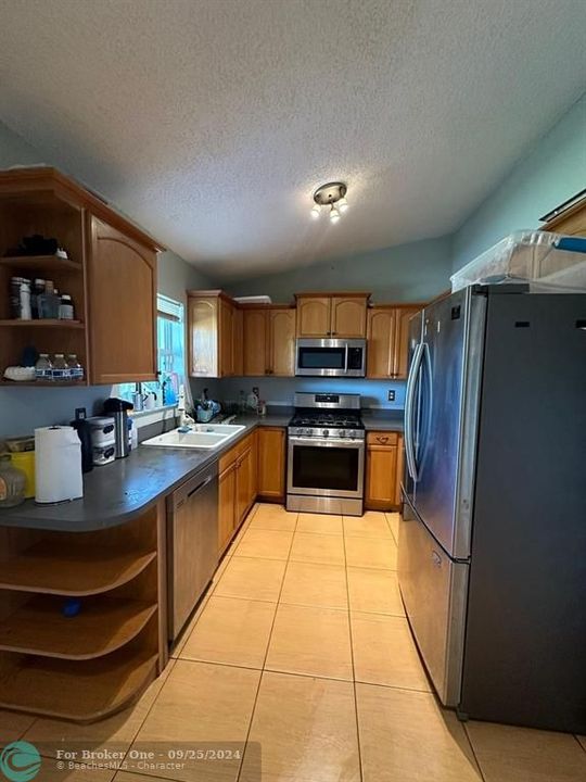 For Rent: $2,800 (3 beds, 2 baths, 1203 Square Feet)