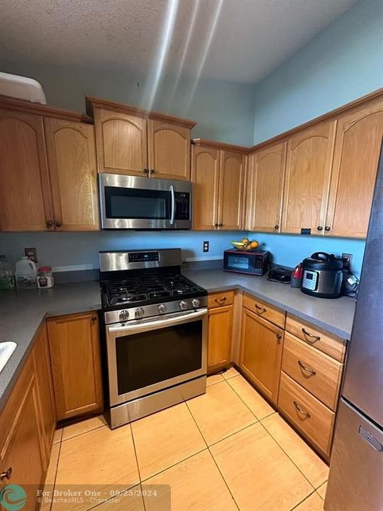 For Rent: $2,800 (3 beds, 2 baths, 1203 Square Feet)