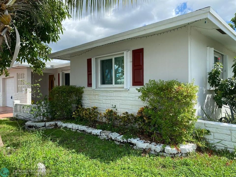 For Sale: $365,000 (4 beds, 2 baths, 1587 Square Feet)