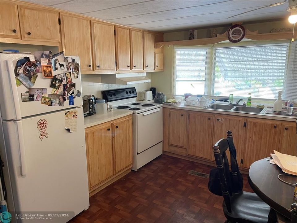 For Sale: $179,900 (2 beds, 1 baths, 672 Square Feet)