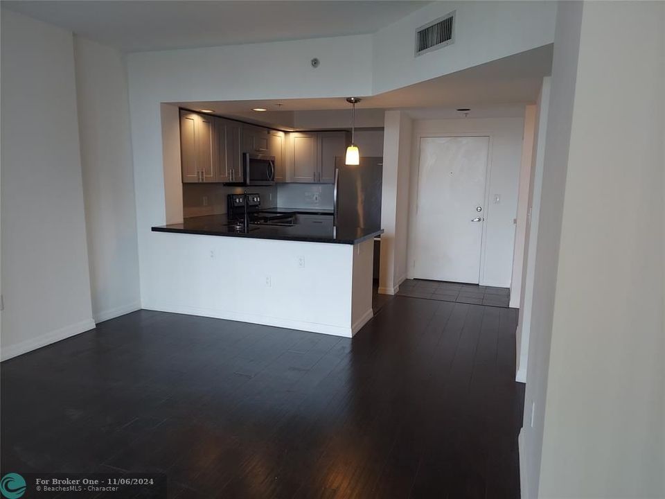 For Rent: $2,500 (1 beds, 1 baths, 780 Square Feet)