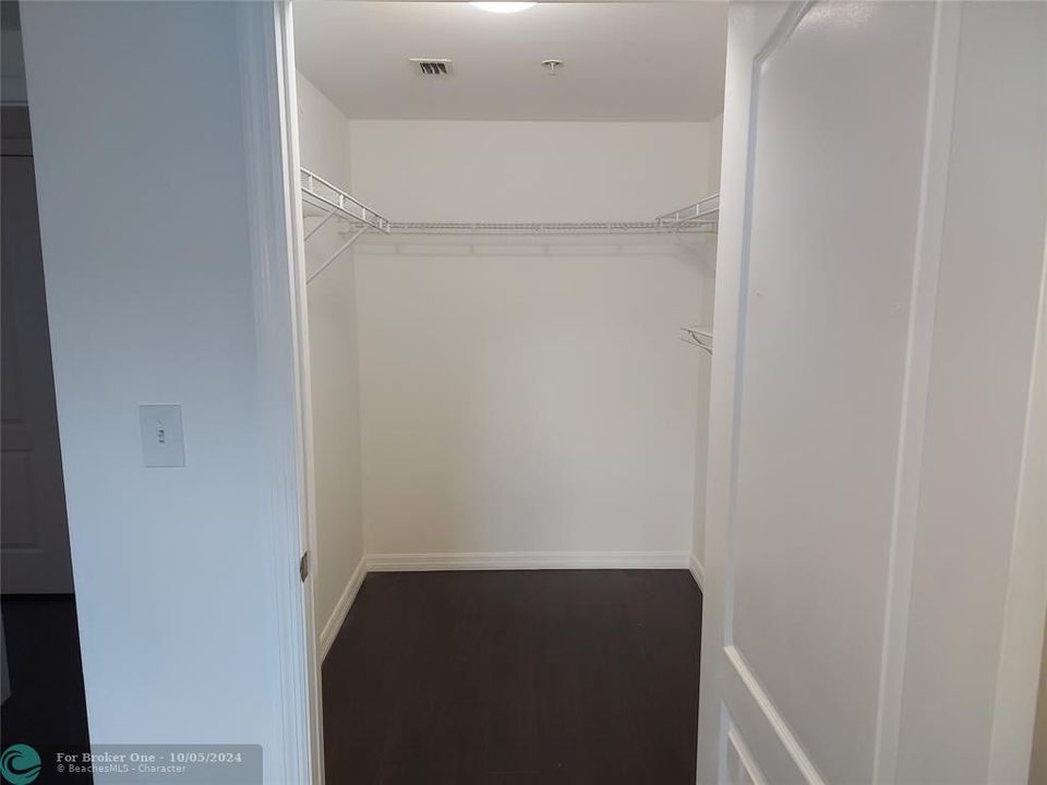 For Rent: $2,500 (1 beds, 1 baths, 780 Square Feet)