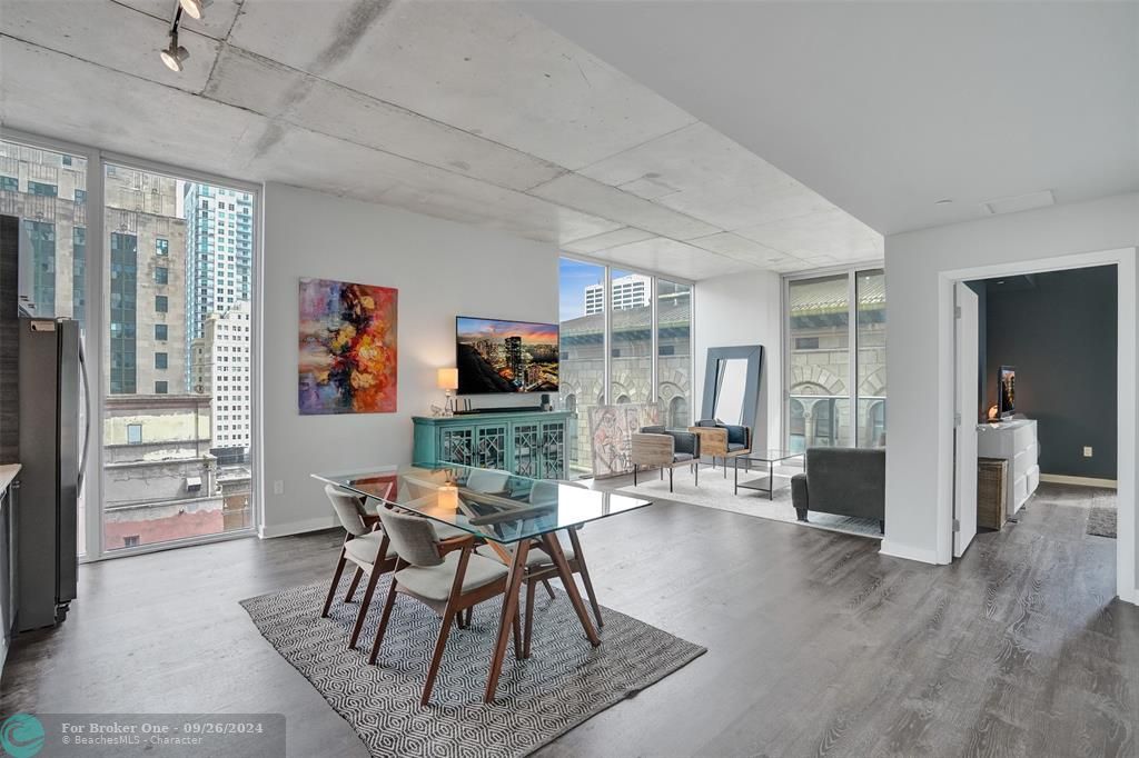 For Sale: $435,000 (2 beds, 1 baths, 736 Square Feet)