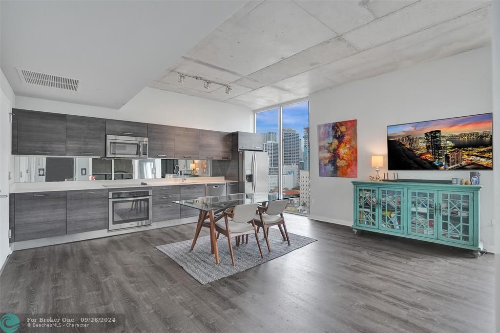 For Sale: $435,000 (2 beds, 1 baths, 736 Square Feet)