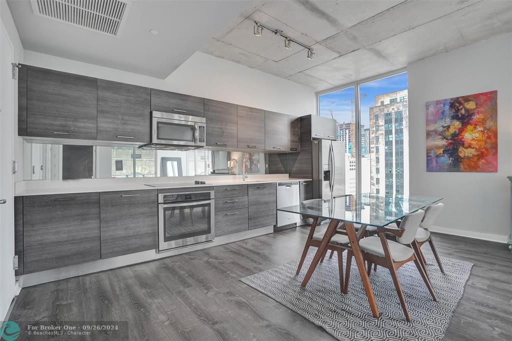 For Sale: $435,000 (2 beds, 1 baths, 736 Square Feet)