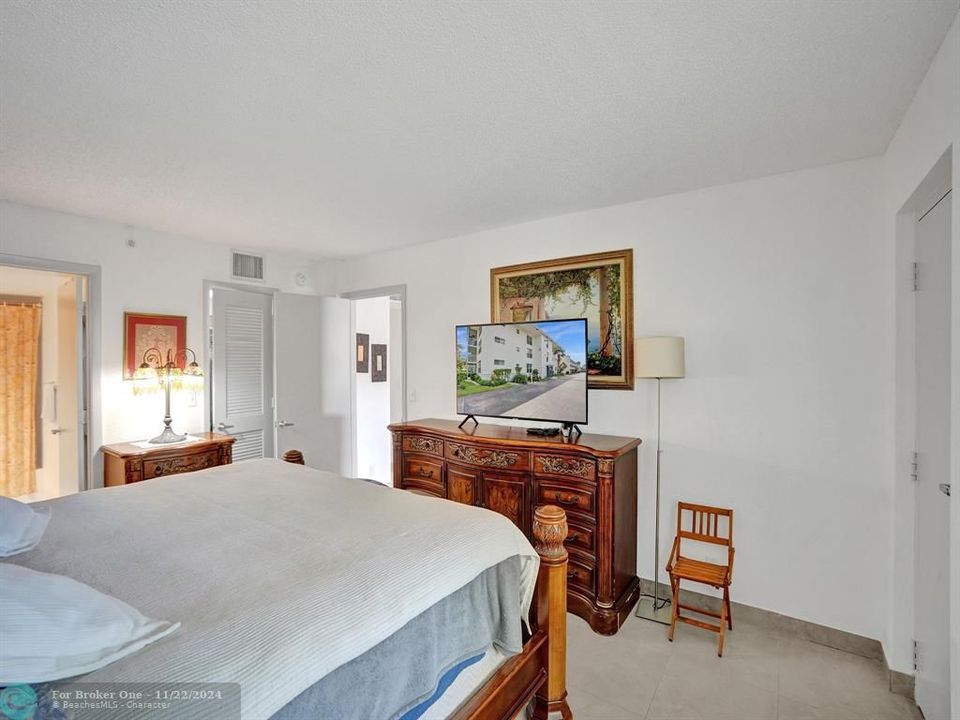 Active With Contract: $1,800 (1 beds, 1 baths, 775 Square Feet)