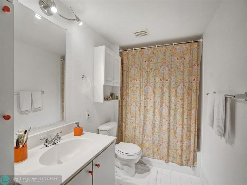 Active With Contract: $1,800 (1 beds, 1 baths, 775 Square Feet)