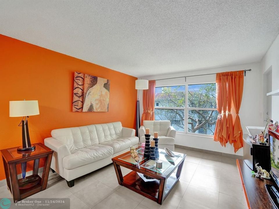 Active With Contract: $1,800 (1 beds, 1 baths, 775 Square Feet)