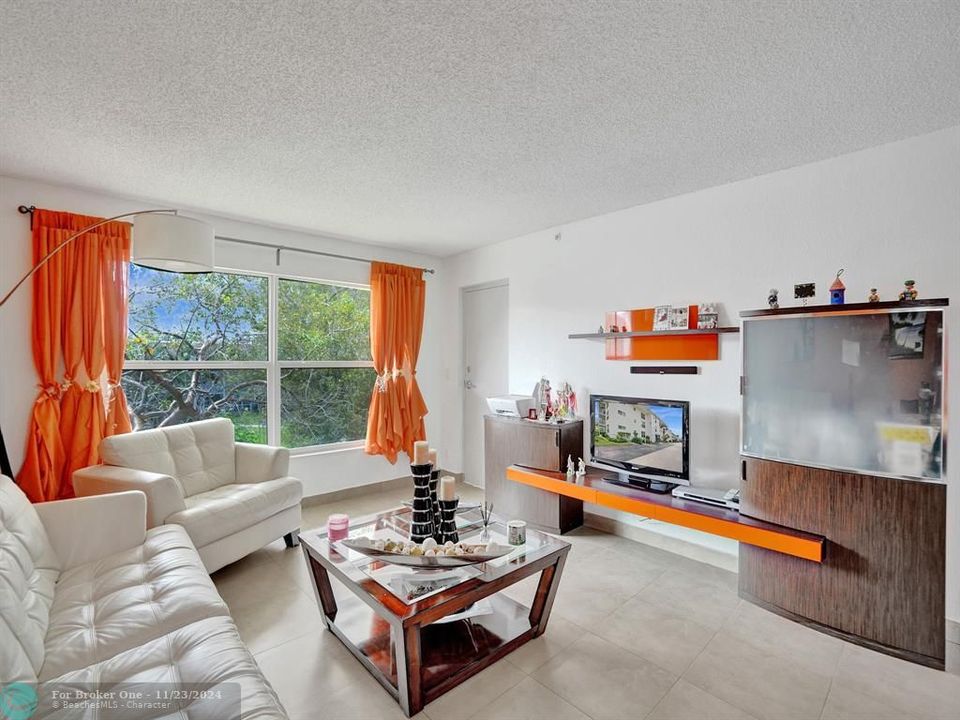 Active With Contract: $1,800 (1 beds, 1 baths, 775 Square Feet)